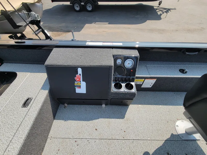 Slide: The Image of Crestliner 1850 Pro Tiller 2025 - 18