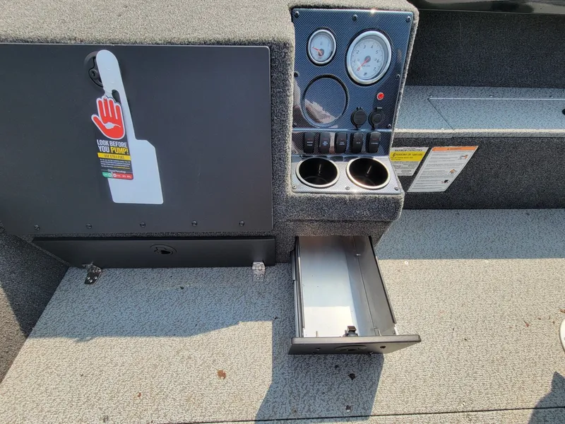 Slide: The Image of Crestliner 1850 Pro Tiller 2025 - 20