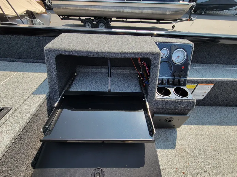 Slide: The Image of Crestliner 1850 Pro Tiller 2025 - 21