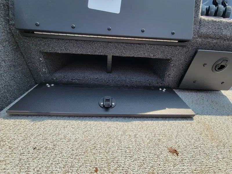 Slide: The Image of Crestliner 1850 Pro Tiller 2025 - 22