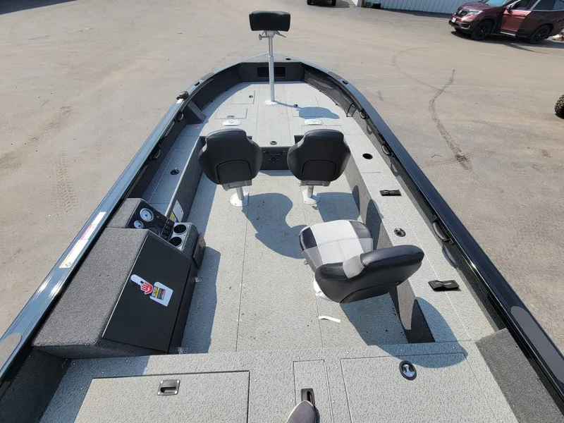 Slide: The Image of Crestliner 1850 Pro Tiller 2025 - 28