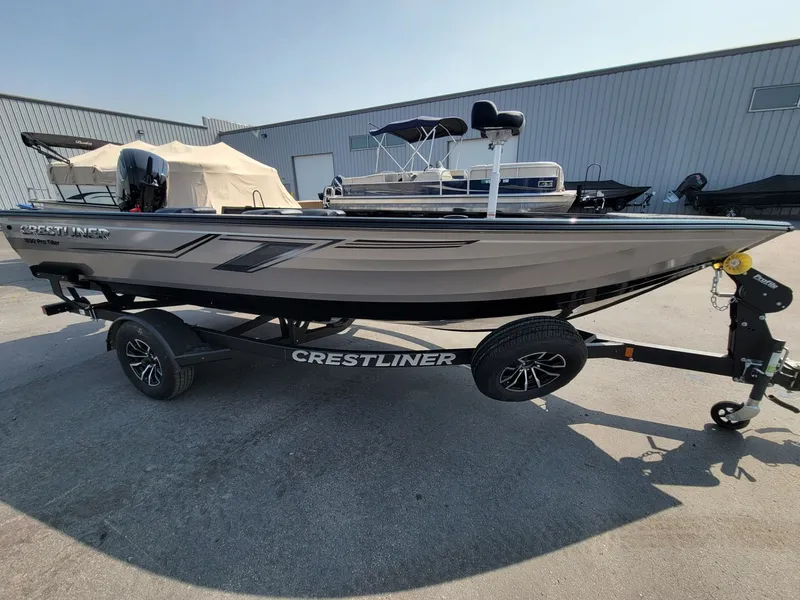 Slide: The Image of Crestliner 1850 Pro Tiller 2025 - 6