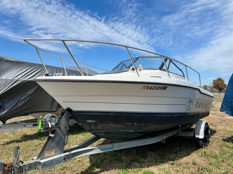 The Image of 1995 Bayliner Trophy 20 boat on trailer under blue sky. - 0