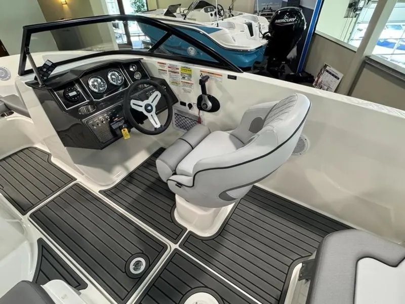 Slide: The Image of Bayliner VR5 Bowrider I/O 2025 - 11