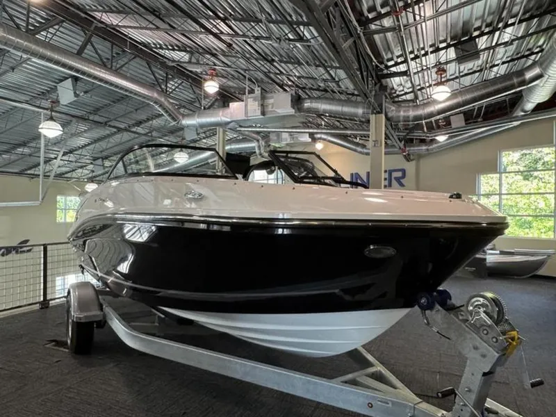 Slide: The Image of Bayliner VR5 Bowrider I/O 2025 - 13