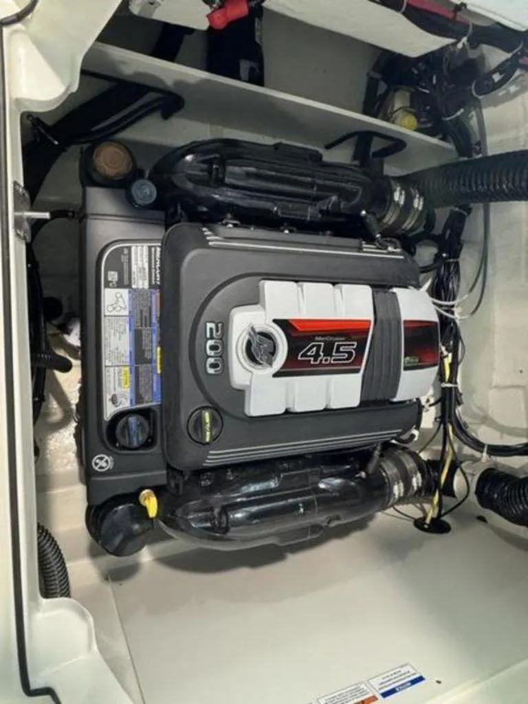 Slide: The Image of Bayliner VR5 Bowrider I/O 2025 - 4