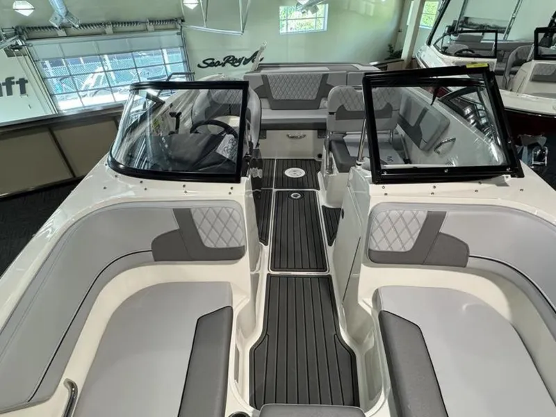 Slide: The Image of Bayliner VR5 Bowrider I/O 2025 - 5