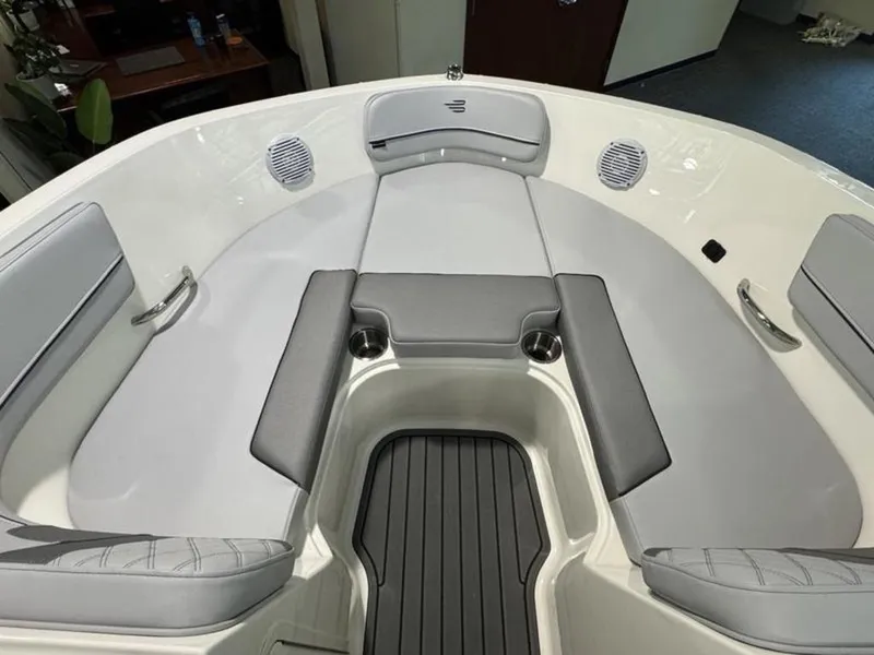 Slide: The Image of Bayliner VR5 Bowrider I/O 2025 - 6