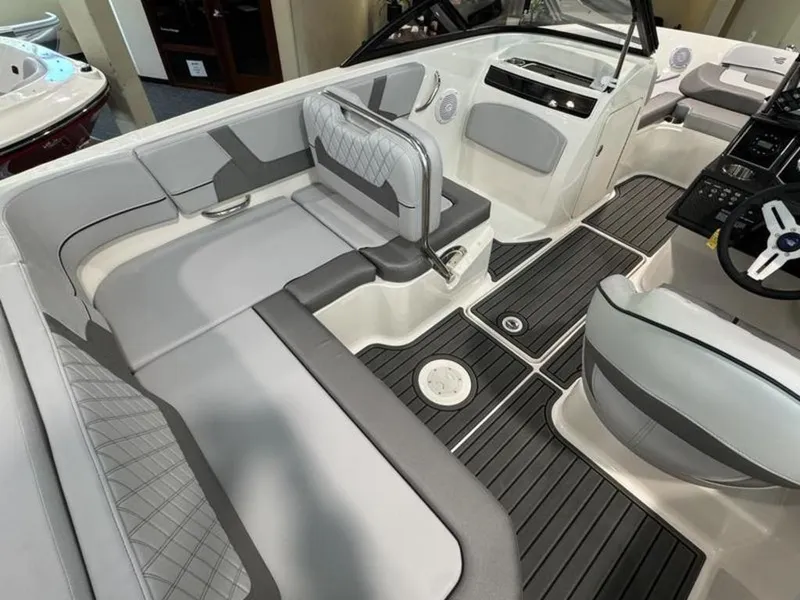 Slide: The Image of Bayliner VR5 Bowrider I/O 2025 - 9