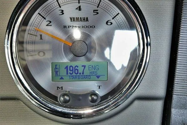 Slide: The Image of Yamaha Boats 2016 gauge displaying 196.7 engine hours on 242 Limited S E-Series. - 37