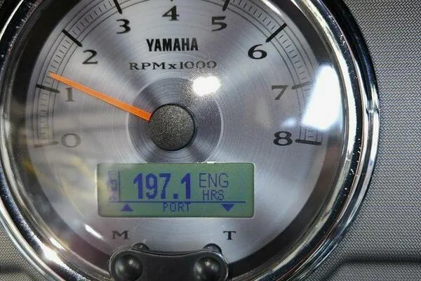 Slide: The Image of Yamaha 242 Limited S E-Series 2016 tachometer displaying 197.1 engine hours. - 38