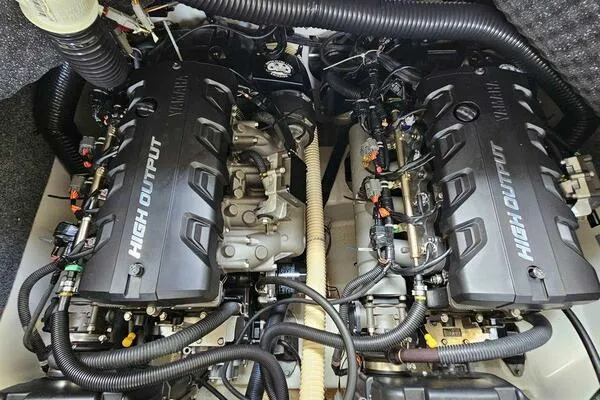 Slide: The Image of 2016 Yamaha Boats 242 Limited S E-Series high output engines, detailed view. - 7