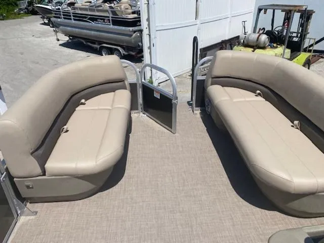 Slide: The Image of Sun Tracker Party Barge 16 DLX 2025 - 3