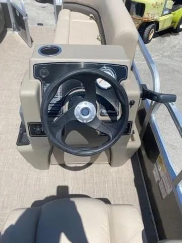 Slide: The Image of Sun Tracker Party Barge 16 DLX 2025 - 4