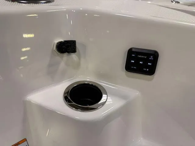 Slide: The Image of Yamaha 222 FSH Sport E 2025 - 4