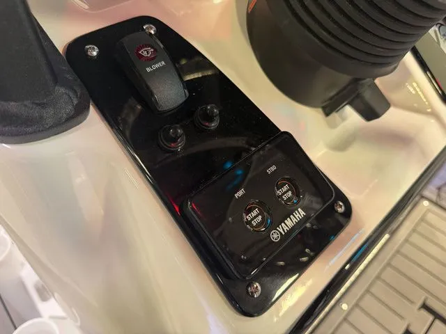 Slide: The Image of Yamaha 222 FSH Sport E 2025 - 19