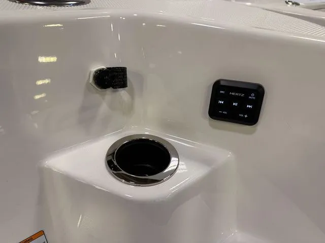 Slide: The Image of Yamaha 222 FSH Sport E 2025 - 4