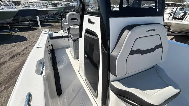Slide: The Image of Sea Pro 245FLX Sandbar 2025 - 10