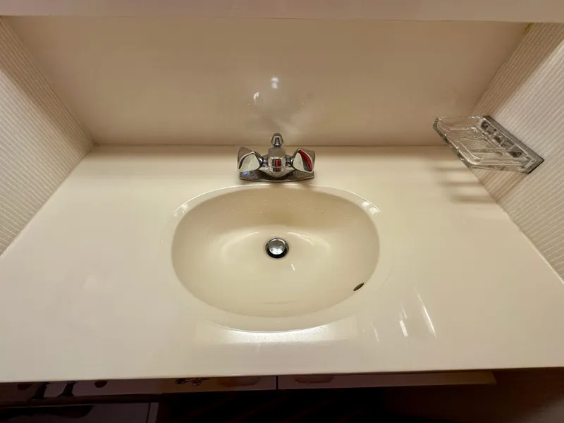 Slide: The Image of Hatteras 46 Convertible 1994 - 137