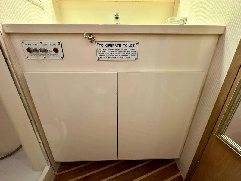 Slide: The Image of Hatteras 46 Convertible 1994 - 142