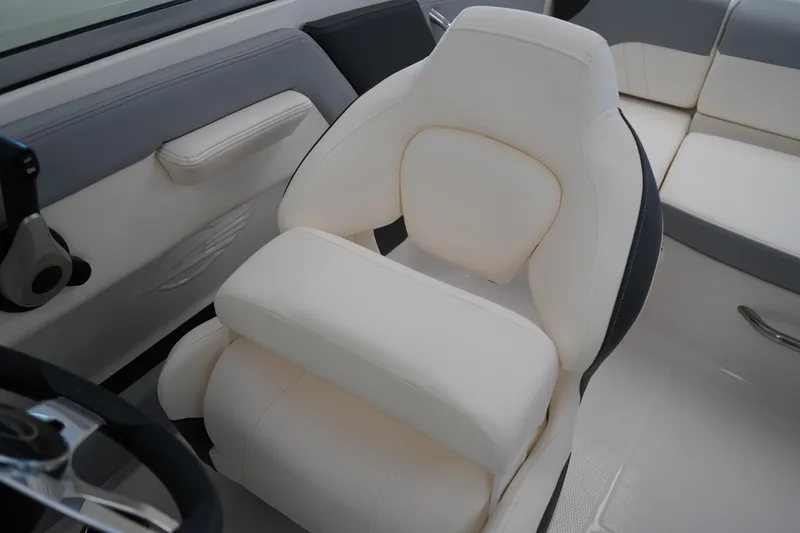 Slide: The Image of Throttle control lever on 2025 Chaparral 21 SSi OB boat dashboard. - 27