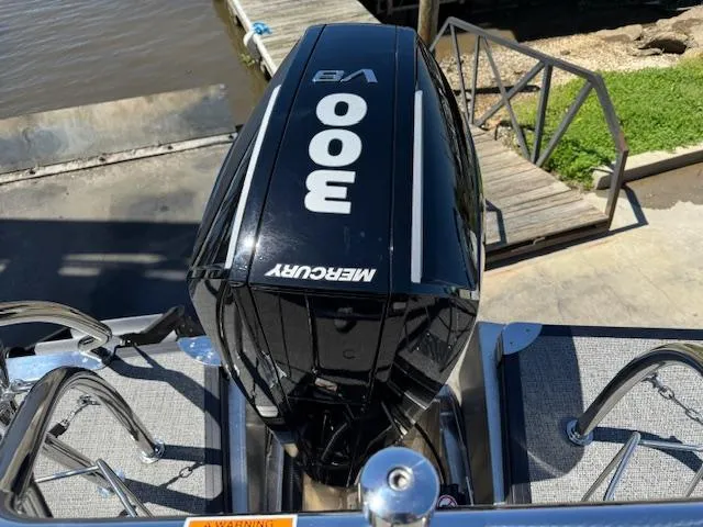 Slide: The Image of Outboard motor on 2025 Barletta CORSA 25MA boat, featuring Mercury 300 V8 engine. - 25