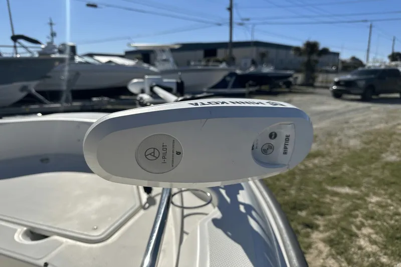 Slide: The Image of Boston Whaler 180 Dauntless 2013 - 13