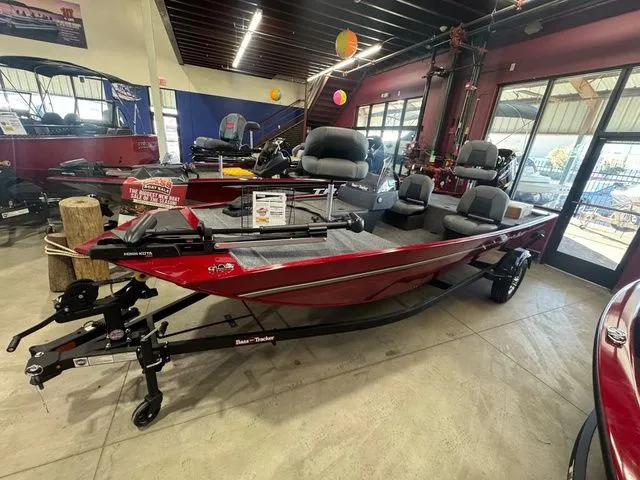 Slide: The Image of Tracker Bass Tracker Classic XL 2026 - 3