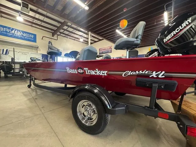 Slide: The Image of Tracker Bass Tracker Classic XL 2026 - 5