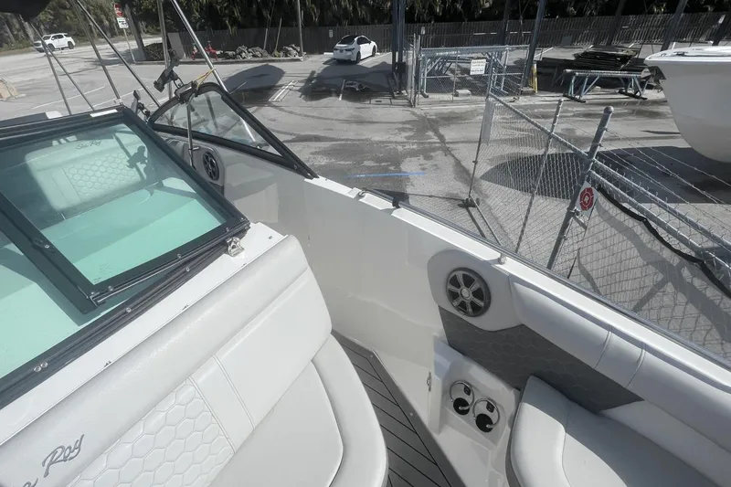 Slide: The Image of Sea Ray 250 SDX OB 2020 - 17