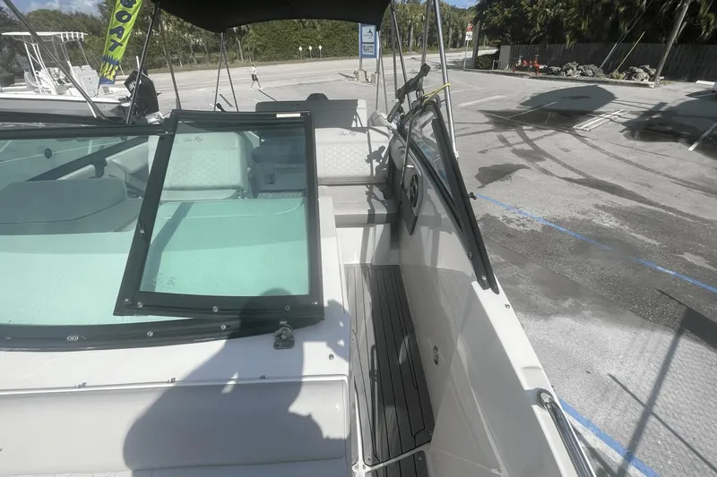 Slide: The Image of Sea Ray 250 SDX OB 2020 - 18