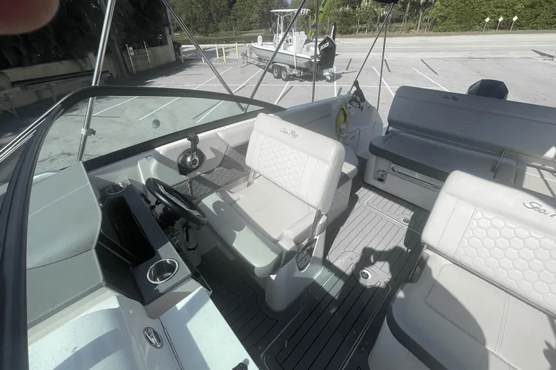Slide: The Image of Sea Ray 250 SDX OB 2020 - 21