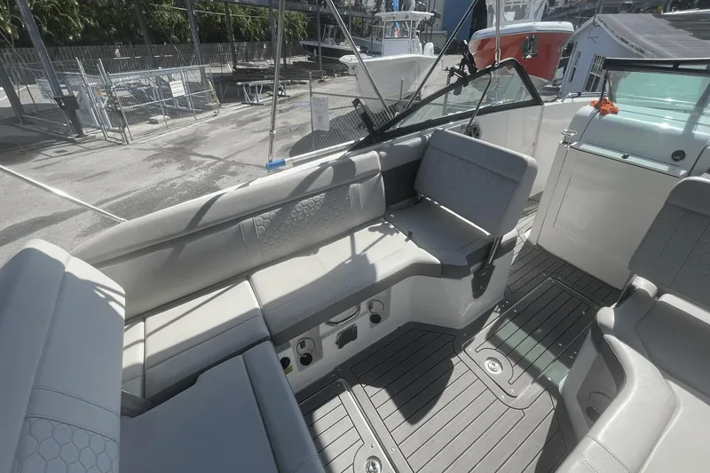 Slide: The Image of Sea Ray 250 SDX OB 2020 - 24