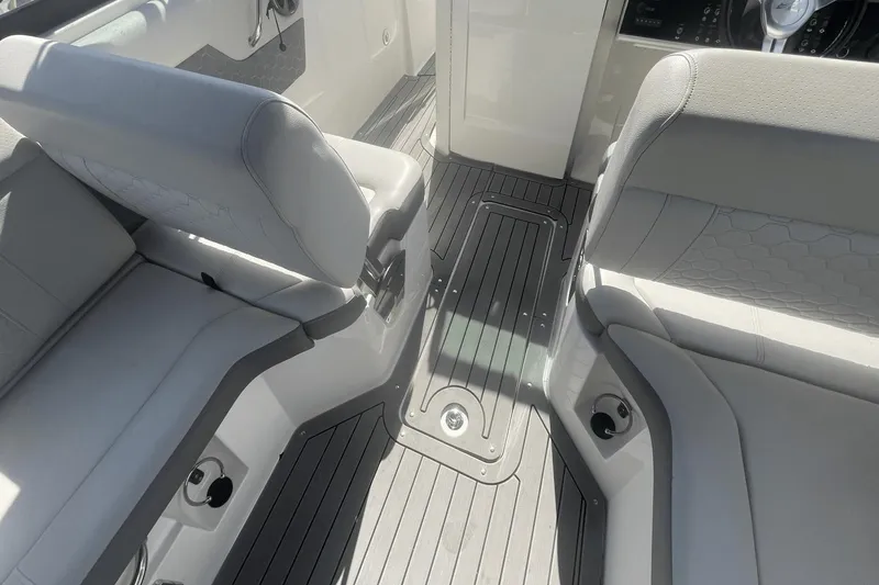 Slide: The Image of Sea Ray 250 SDX OB 2020 - 27