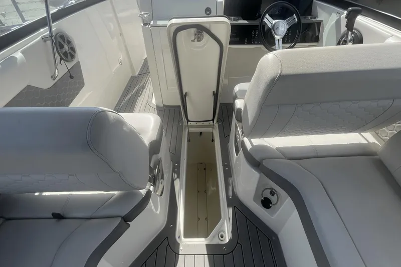 Slide: The Image of Sea Ray 250 SDX OB 2020 - 28
