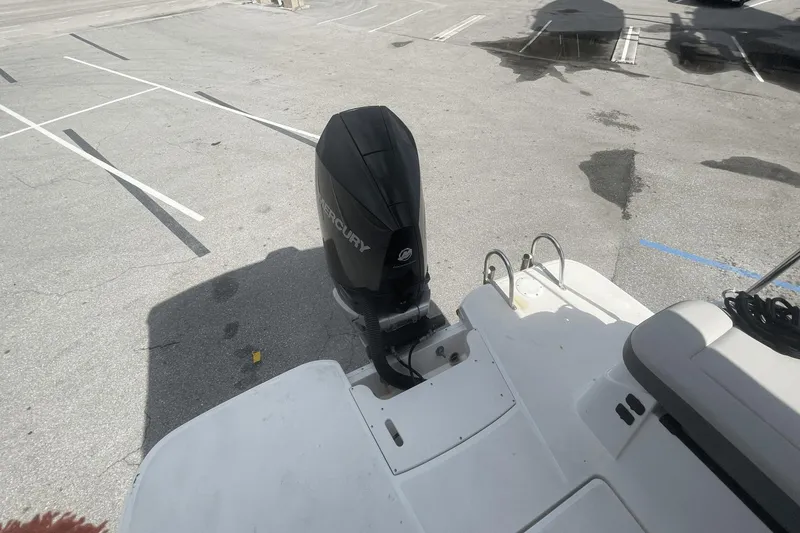 Slide: The Image of Sea Ray 250 SDX OB 2020 - 4