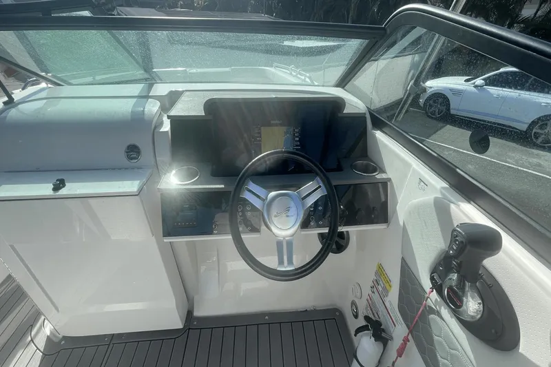 Slide: The Image of Sea Ray 250 SDX OB 2020 - 8