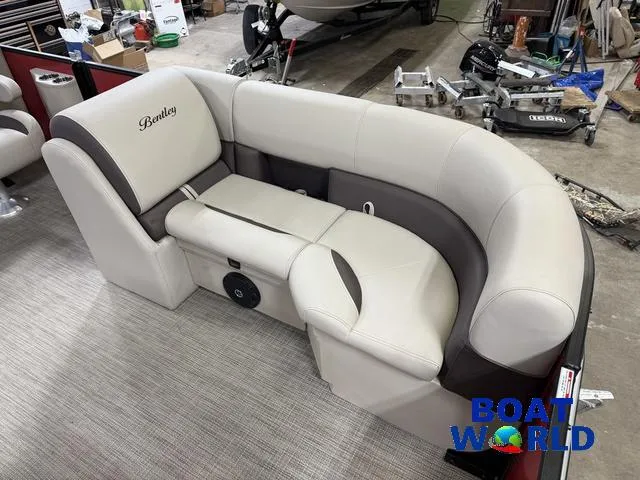 Slide: The Image of Bentley Pontoons Legacy 200 Navigator Quad Lounge & Honda 4-Stroke 2025 - 10