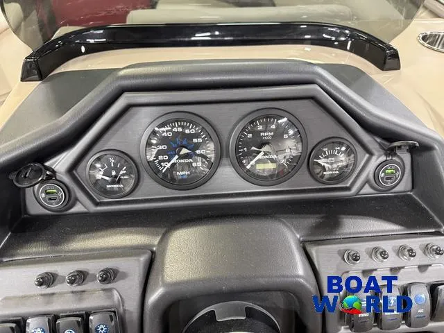 Slide: The Image of Bentley Pontoons Legacy 200 Navigator Quad Lounge & Honda 4-Stroke 2025 - 16