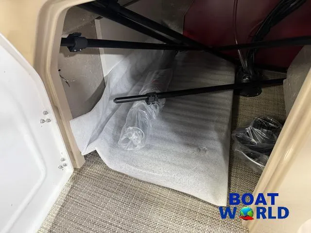 Slide: The Image of Bentley Pontoons Legacy 200 Navigator Quad Lounge & Honda 4-Stroke 2025 - 29