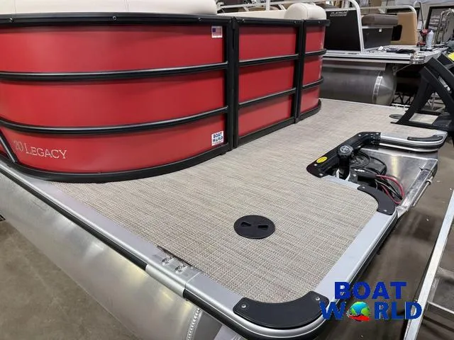 Slide: The Image of Bentley Pontoons Legacy 200 Navigator Quad Lounge & Honda 4-Stroke 2025 - 36