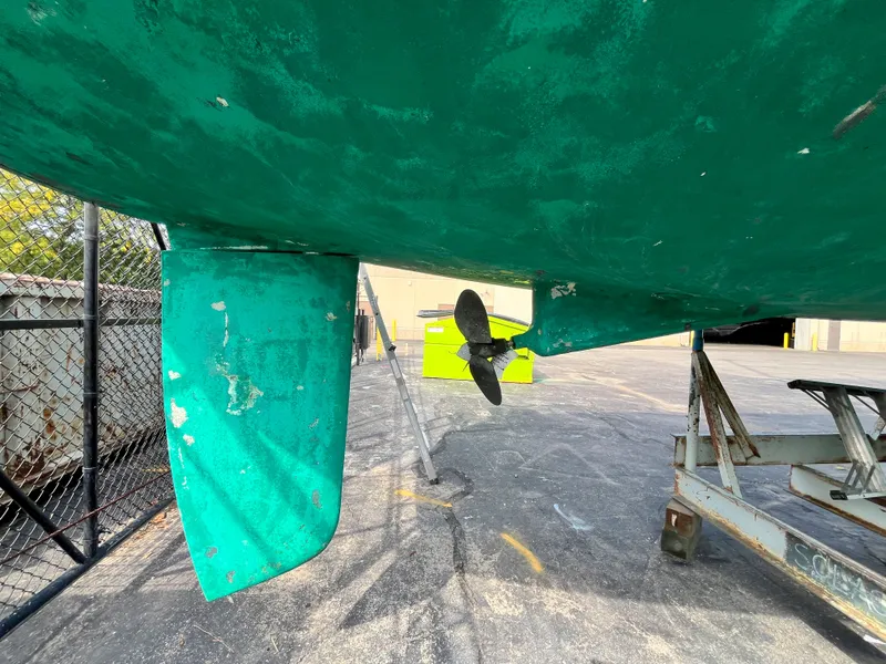 Slide: The Image of Bottom view of a 1995 Beneteau Oceanis 321 sailboat with visible propeller and rudder. - 75