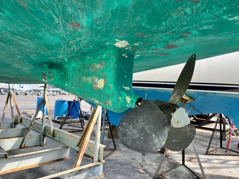 Slide: The Image of 1995 Beneteau Oceanis 321 sailboat hull and propeller in dry dock. - 77
