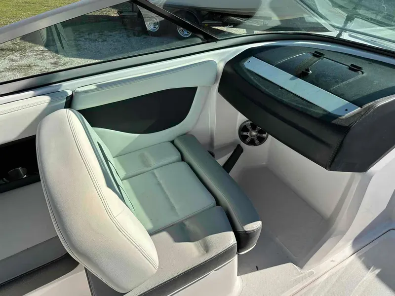 Slide: The Image of Regal 2000 ES 2020 - 10