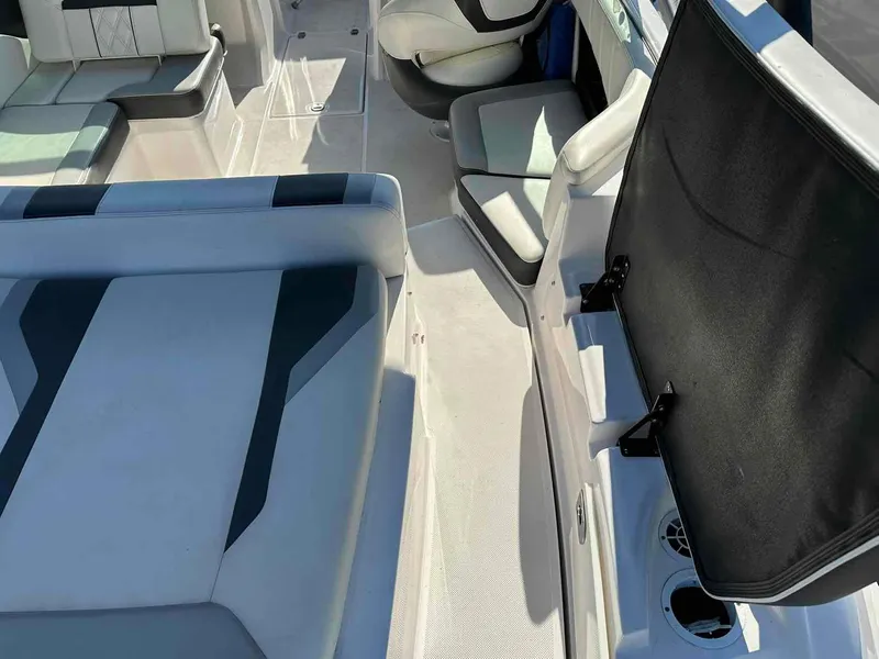 Slide: The Image of Regal 2000 ES 2020 - 7