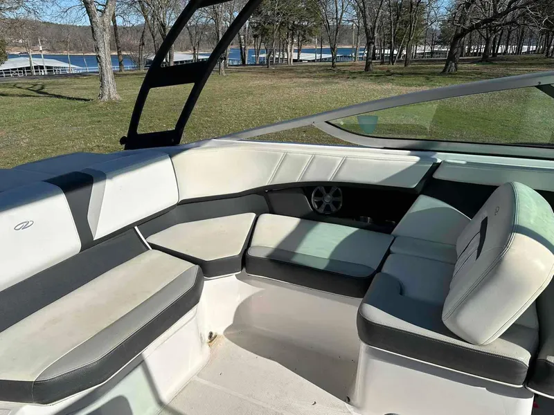 Slide: The Image of Regal 2000 ES 2020 - 9