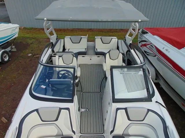 Slide: The Image of 2023 Yamaha Boats 252SD, top view, showcasing spacious seating and sleek design. - 25