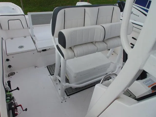 Slide: The Image of 2022 Yamaha Boats 252 FSH® SPORT interior with white seating and storage. - 10