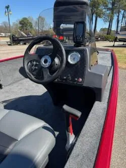 Slide: The Image of Tracker Bass Tracker Classic XL 2025 - 70
