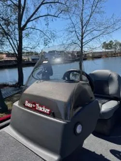 Slide: The Image of Tracker Bass Tracker Classic XL 2025 - 84